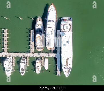 vue aérienne sur les bateaux en glissades à la marina Banque D'Images