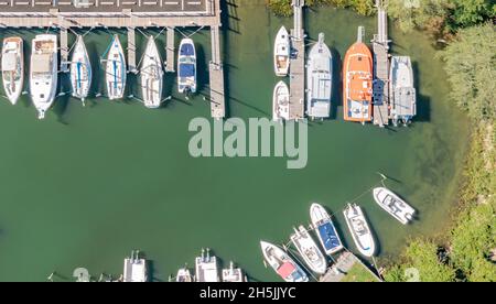 vue aérienne sur les bateaux en glissades à la marina Banque D'Images