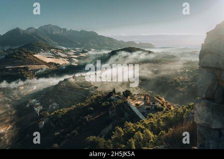 Mystérieux matin brumeux dans la vallée de Polop en Espagne, visible depuis le château sur une montagne Banque D'Images