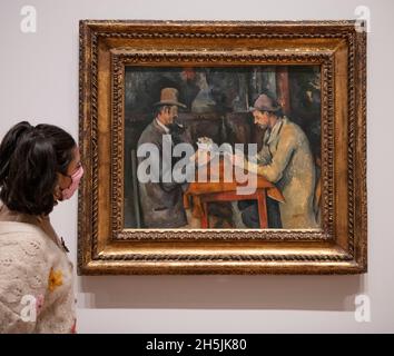 La Courtauld Gallery de Londres rouvre ses portes au public le vendredi 19 novembre à la suite du plus important projet de modernisation de son histoire, offrant une maison transformée à la plus grande collection britannique d’art impressionniste la collection très appréciée de Courtauld,Qui appartient à la fiducie Samuel Courtauld et s'étend du Moyen-âge au 20ème siècle, a été complètement réexposé et réinterprété.Image : Paul Cézanne, les joueurs de cartes, vers 1892-96.The Courtauld Gallery, Somerset House, Londres, Royaume-Uni.10 novembre 2021. Banque D'Images