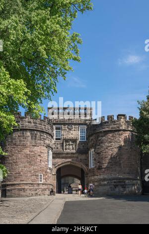 Château de Skipton, vue en été d'une famille approchant le portier et l'entrée principale du château de Skipton, North Yorkshire, Angleterre, Royaume-Uni Banque D'Images