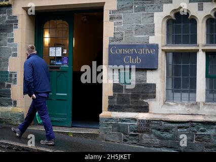 Une personne passe devant le club conservateur de Tavistock, Devon dans la circonscription de Torridge et de West Devon de l'ancien ministre Sir Geoffrey Cox,Qui pourrait faire face à une enquête par les normes communes tsar au sujet de réclamations qu'il a "enfreint les règles" en utilisant son bureau parlementaire pour son deuxième emploi offrant des conseils juridiques.L'ancien procureur général a déclaré qu'il ne croyait pas avoir enfreint les règles parlementaires après l'apparition d'une vidéo montrant qu'il avait entrepris des travaux externes pour conseiller les îles Vierges britanniques dans le cadre d'une enquête sur la corruption lancée par le Foreign Office.Date de la photo: Mercredi N. Banque D'Images