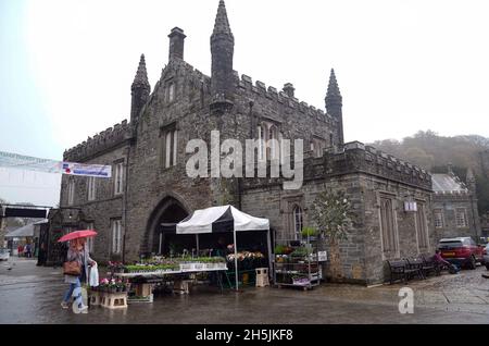 Une personne passe devant un stand de fleurs à côté du musée Tavistock à Tavistock, Devon dans la circonscription de Torridge et West Devon de l'ancien ministre Sir Geoffrey Cox,Qui pourrait faire face à une enquête par les normes communes tsar au sujet de réclamations qu'il a "enfreint les règles" en utilisant son bureau parlementaire pour son deuxième emploi offrant des conseils juridiques.L'ancien procureur général a déclaré qu'il ne croyait pas avoir enfreint les règles parlementaires après l'apparition d'une vidéo montrant qu'il avait entrepris des travaux externes pour conseiller les îles Vierges britanniques dans le cadre d'une enquête sur la corruption lancée par le Foreign Office.Image Banque D'Images