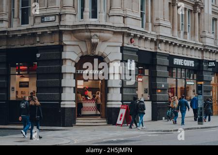 Londres, Royaume-Uni - 23 octobre 2021 : extérieur de cinq gars, une chaîne de restaurants américains rapides et décontractés offrant plus de 250000 façons possibles de commander un hamburger, moi Banque D'Images