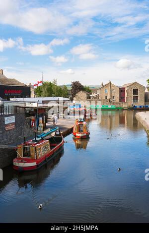 Canal du Yorkshire, vue en été des bateaux touristiques étroits amarrés sur le canal de Leeds et Liverpool dans le centre de Skipton, Yorkshire, Angleterre, Royaume-Uni Banque D'Images