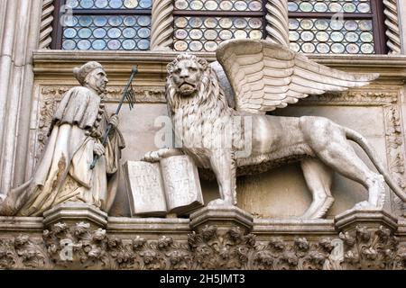 Doge Francesco Foscari et Lion de Saint Marcos.Porta della Carta.Palazzo Ducale.Venise.Vénétie.Italie Banque D'Images