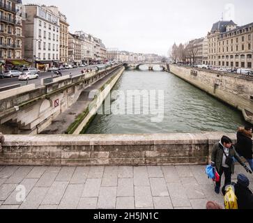 La Seine avec une grande vue sur la scène hivernale de Paris avec vue sur la rue Quai Saint Michel depuis le petit Pont Banque D'Images