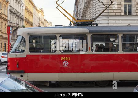 Prague, République tchèque - 14 janvier 2020 : personnes en tram. Banque D'Images