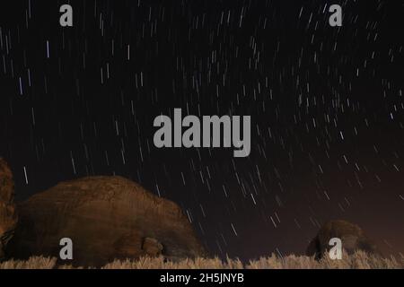 Riyad.4 novembre 2021.Photo en exposition prolongée prise le 4 novembre 2021 montre des pistes étoiles dans le ciel au-dessus d'Al-Ula, Arabie Saoudite.Crédit: Wang Haizhou/Xinhua/Alay Live News Banque D'Images