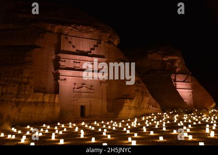 Riyad.4 novembre 2021.Photo prise le 4 novembre 2021 : bougies allumées à Hegra, un site classé au patrimoine mondial de l'UNESCO, à Al-Ula, en Arabie Saoudite.Crédit: Wang Haizhou/Xinhua/Alay Live News Banque D'Images