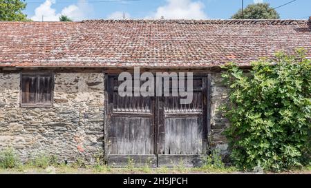 SAINT MALO, FRANCE - 31 août 2021 : l'ancienne porte de grange en planches et linteau métallique Saint Malo, France Banque D'Images