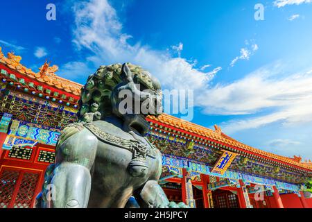 Statue de Lion de bronze dans le Palais d'été, Pékin. Les anciens jardins impériaux. Banque D'Images