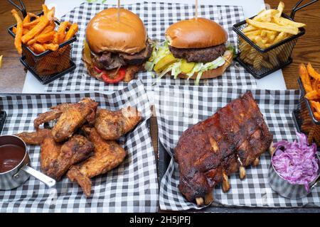 Sheffield, Royaume-Uni – 22 mai 2018 : côtes de bœuf, poulet frit, hamburgers et frites - cuisine américaine au barbecue de Fire Pit, West Street Banque D'Images