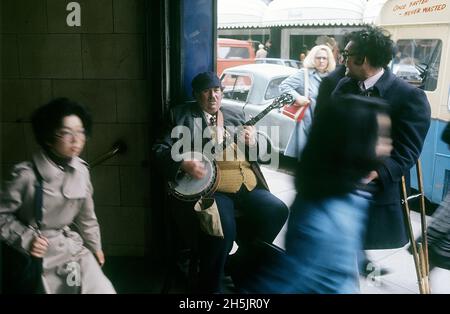 Londres 1982.Une vue sur la rue de Londres et un homme joue le pour de l'argent.Crédit Roland Palm. Banque D'Images
