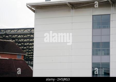 Une vue d'ensemble après la signalisation de parrainage a été retirée du stade Headingley, domicile du Yorkshire Cricket Club.La CCC du Yorkshire a perdu plusieurs commanditaires en raison de la façon dont elle a traité les allégations de racisme d'Azeem Rafiqâ€™s.Date de la photo: Mercredi 10 novembre 2021. Banque D'Images