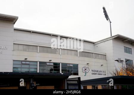 Une vue d'ensemble après la signalisation de parrainage a été retirée du stade Headingley, domicile du Yorkshire Cricket Club.La CCC du Yorkshire a perdu plusieurs commanditaires en raison de la façon dont elle a traité les allégations de racisme d'Azeem Rafiqâ€™s.Date de la photo: Mercredi 10 novembre 2021. Banque D'Images