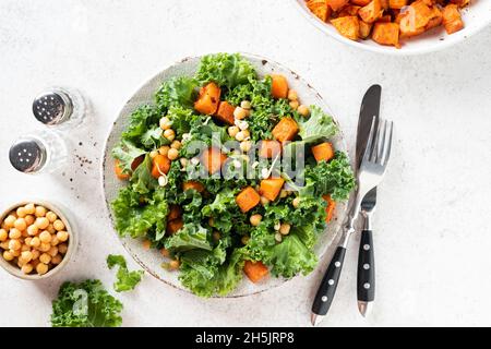 Saladier végétalien sain avec patate douce rôtie et kale, vue sur le plateau Banque D'Images