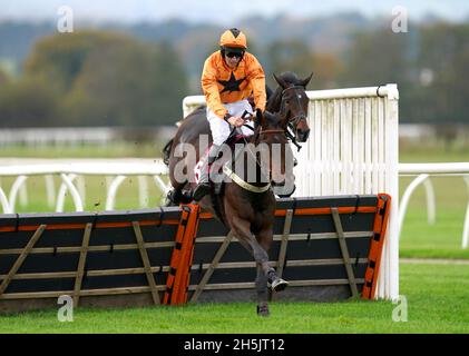 Saint Segal, monté par le jockey Chester Williams, se défait un obstacle sur le chemin de gagner les dix à suivre à l'obstacle tote.co.uk Juvenile Maiden à l'hippodrome de Bangor-on-Dee.Date de la photo: Mercredi 10 novembre 2021. Banque D'Images