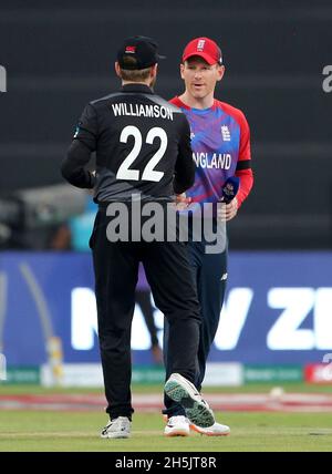 Le capitaine d'Angleterre Eoin Morgan (à droite) salue le capitaine de la Nouvelle-Zélande Kane Williamson après que la Nouvelle-Zélande ait remporté le match de la demi-finale de la coupe du monde de l'ICC pour hommes T20 qui s'est tenue au stade de cricket Zayed, à Abu Dhabi.Date de la photo: Mercredi 10 novembre 2021. Banque D'Images