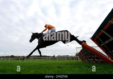 Saint Segal, monté par le jockey Chester Williams, se défait un obstacle sur le chemin de gagner les dix à suivre à l'obstacle tote.co.uk Juvenile Maiden à l'hippodrome de Bangor-on-Dee.Date de la photo: Mercredi 10 novembre 2021. Banque D'Images