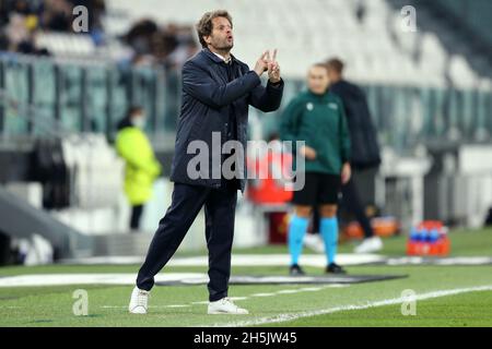 Joe Montemurro , entraîneur en chef de Juventus FC gestes pendant le groupe de la Ligue des champions des femmes de l'UEFA Un match entre Juventus FC et VfL Wolfsburg au stade Allianz le 9 novembre 2021 à Turin, Italie . Banque D'Images