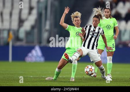 Lena Lattwein de VfL Wolfsburg et Martina Rosucci de Juventus FC se battent pour le ballon pendant le groupe de la Ligue des champions des femmes de l'UEFA Un match entre Juventus FC et VfL Wolfsburg au stade Allianz le 9 novembre 2021 à Turin, Italie . Banque D'Images