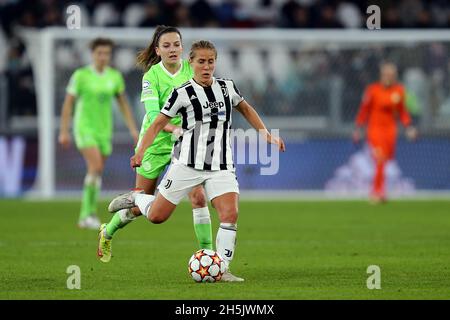 Valentina Cernoia de Juventus FC contrôle le ballon lors du groupe de la Ligue des champions des femmes de l'UEFA Un match entre Juventus FC et VfL Wolfsburg au stade Allianz le 9 novembre 2021 à Turin, Italie . Banque D'Images