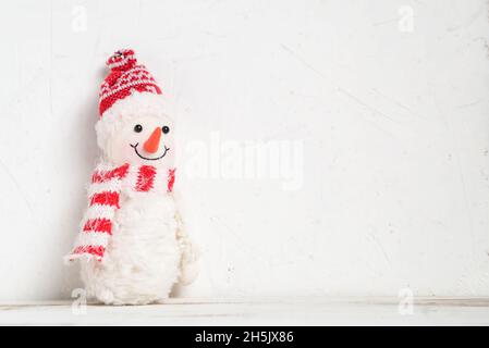 Bonhomme de neige sur fond blanc.Place pour votre texte. Banque D'Images