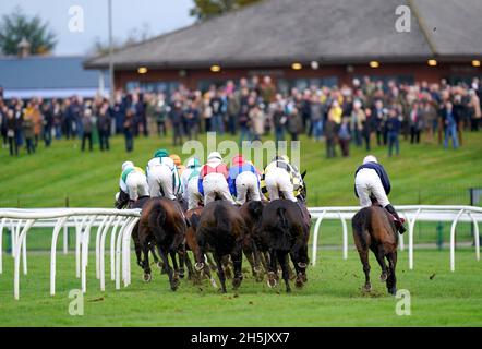 Les coureurs et les cavaliers en action lorsqu'ils se disputent les Jumpers de Paul Ferguson pour suivre l'obstacle de Maiden aux enchères « National Hunt » à l'hippodrome de Bangor-on-Dee.Date de la photo: Mercredi 10 novembre 2021. Banque D'Images