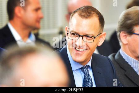 Le propriétaire de Sparta Praha Kretinsky est devenu co-propriétaire du club de football britannique West Ham United.Ses actions des années 1890 ont acheté 27 pour cent de ses actions, le 10 novembre 2021.+++FILE PHOTO+++ les députés de la ville de Plzen ont approuvé la fusion du producteur de chaleur Plzenska teplarenska, entièrement détenu par Plzen, avec Plzenska energetika du groupe de milliardaires de l'EPH Daniel Kretinsky (photo) dont le groupe gagnera 35 pour cent dans l'entreprise, a déclaré aujourd'hui le maire adjoint Plzen Pavel Sindelar aux députés,Le 24 mai 2018.Les autres enjeux resteront entre les mains de la ville.La nouvelle société sera mise en place l'année prochaine en janvier.E Banque D'Images