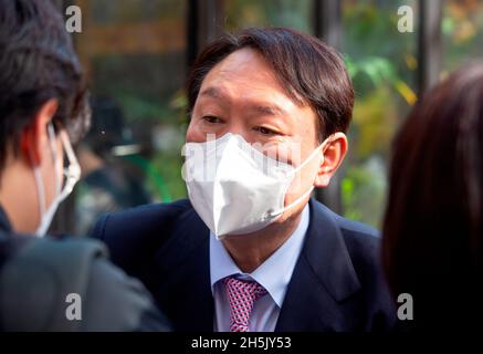 Yoon Seok-youl, 6 novembre 2021 : le candidat à la présidence du principal parti d'opposition People Power Party (PPP) Yoon Seok-youl discute avec ses partisans lorsqu'il arrive avec le dirigeant du PPP Lee Jun-Seok (pas en photo) avant leur déjeuner de réunion à Séoul, en Corée du Sud.Le président Moon Jae-in a choisi Yoon en juillet 2019 pour diriger le service national des poursuites, mais Yoon s'est ensuite heurté aux ministres de la justice du président Moon à propos d'une réforme de la poursuite, ce qui était l'une des principales promesses électorales de Moon.Yoon a quitté ses fonctions de procureur général début mars 2021 et il a rejoint le mai Banque D'Images