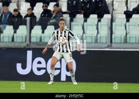 Andrea Staskova, du Juventus FC, contrôle le ballon lors du match de l'UEFA Women's Champions League Group Un match entre le Juventus FC et le VfL Wolfsburg au stade Allianz le 9 novembre 2021 à Turin, Italie . Banque D'Images