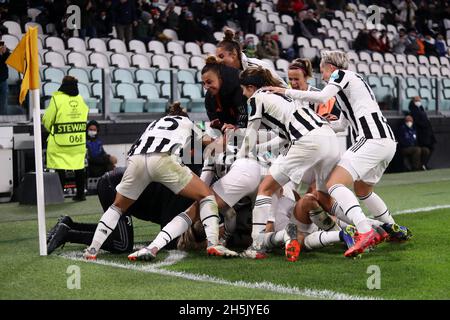 Cristiana Girelli, du Juventus FC, célèbre le deuxième but de son équipe avec ses coéquipiers lors du groupe UEFA Women's Champions League Un match entre le Juventus FC et le VfL Wolfsburg au stade Allianz le 9 novembre 2021 à Turin, en Italie . Banque D'Images