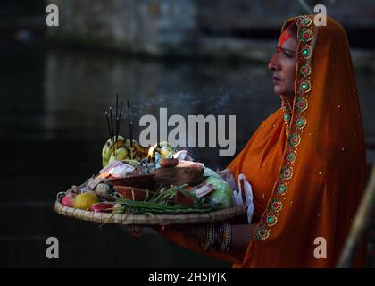 Katmandou, Bagmati, Népal.10 novembre 2021.Une femme offre des prières pour mettre le soleil pendant le Chhath Festival à Katmandou, Népal, le 10 novembre 2021.Le festival Chhath est dédié au soleil, considéré comme un symbole de stabilité et de prospérité, et une déesse védique ''Chhathi Maiya.(Image de crédit : © Sunil Sharma/ZUMA Press Wire) Banque D'Images