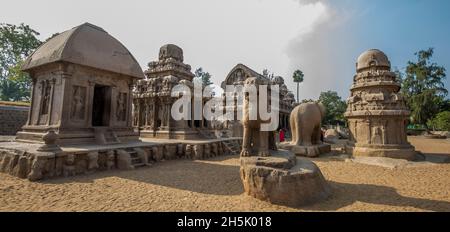 Cinq Rathas, monolithes sculptés en granit à Mahabalipuram, Tamil Nadu, Inde; Chengalpattu, Tamil Nadu, Inde Banque D'Images