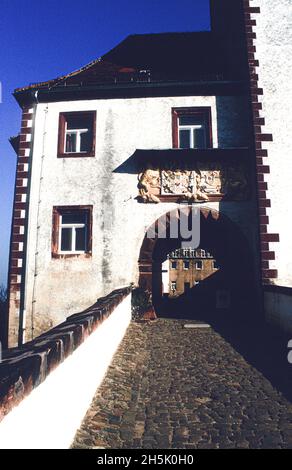 La porte de la cour intérieure du château de Colditz. Le château de Saxe, dominant le fleuve Mulde, est devenu célèbre pendant la guerre mondiale 2 comme un camp de prisonniers de guerre pour les officiers alliés qui ont entrepris de nombreuses tentatives d'évasion spectaculaires. Banque D'Images