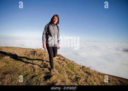 Puy de Dome, France le 09 novembre 2021, Une femme marche au sommet du Puy de Dome, en face d'elle une mer de nuages couvrant la ville de Clermont-Ferrand, Puy de Dome, France le 09 novembre,2021.Illustration photographie de la montagne emblématique du Puy de Dôme de la région Auvergne.Photo de Thibaut Durand /ABACAPRESS.COM Banque D'Images