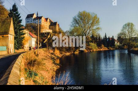 Le château de Colditz, en Saxe, dominant le fleuve Mulde, est devenu célèbre pendant la Guerre mondiale 2 comme un camp de prisonniers de guerre pour les officiers alliés qui ont entrepris de nombreuses tentatives d'évasion spectaculaires Banque D'Images