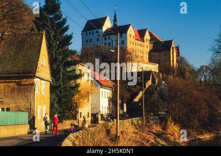 Le château de Colditz, en Saxe, dominant le fleuve Mulde, est devenu célèbre pendant la Guerre mondiale 2 comme un camp de prisonniers de guerre pour les officiers alliés qui ont entrepris de nombreuses tentatives d'évasion spectaculaires Banque D'Images