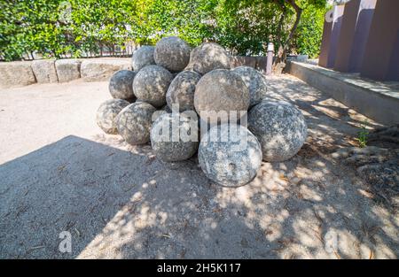 Alcazaba de Merida, complexe de la citadelle arabe.Projectiles de pierre du XVe siècle.Estrémadure, Espagne Banque D'Images