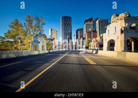 Horizon du centre-ville de Calgary vu depuis le pont de Center Street avec la rivière Bow et le ciel bleu en Alberta, Canada. Banque D'Images