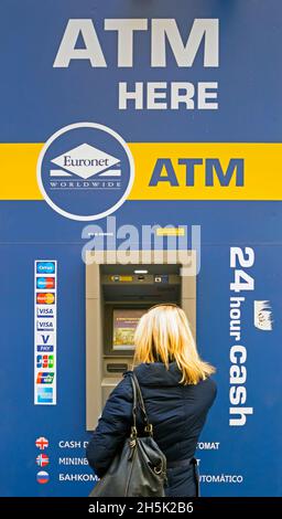 Femme qui retire de l'argent d'un guichet automatique à Cordoue, province de Cordoue, Andalousie, Espagne.ATM, Automated Teller machine, parfois appelé le Hol Banque D'Images