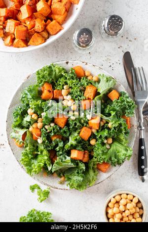 Bol à salade végétalien sain avec kale, pois chiches et patate douce.Vue de dessus Banque D'Images