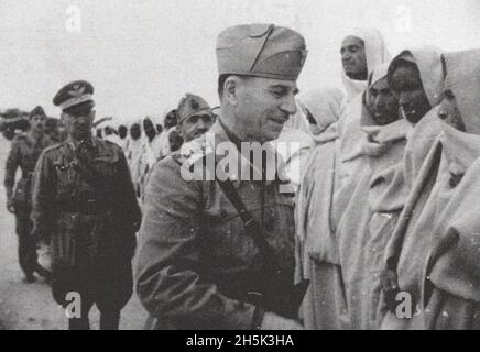 AFRIQUE DU NORD - 1942 - Field Marshall Ettore Bastico ( 1876-1972 ) rencontre des habitants quelque part en Afrique du Nord en 1942, alors qu'il était le commandant en canal Banque D'Images