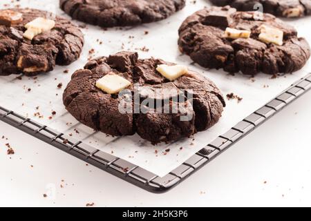 biscuits au chocolat noir sur une grille de refroidissement Banque D'Images