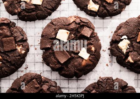 plat de biscuits aux pépites de chocolat noir sur un plateau de refroidissement Banque D'Images