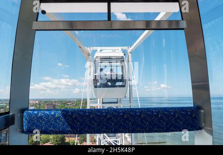 Zelenogradsk, région de Kaliningrad, Russie, juin 2021.La station balnéaire de la ville.Une nouvelle roue Ferris.Beaucoup de gens se détendent sur la plage Banque D'Images