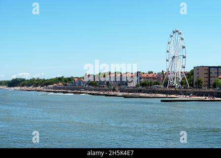 Zelenogradsk, région de Kaliningrad, Russie, juin 2021.La station balnéaire de la ville.Une nouvelle roue Ferris.Beaucoup de gens se détendent sur la plage Banque D'Images