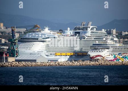 La merveille de la mer de la Royal Caribbean, construite à Saint Nazaire, arrivée à Marseille le 9 novembre pour les travaux de finition, sera en mer le mars, elle est le plus grand navire de croisière du monde :Longueur 362m largeur 66m 6988 passagers et 2300 membres d'équipage.le formulaire de remise à neuf n°10 du port de Marseille est l'un des 3 plus grands du monde (465x85m) Banque D'Images