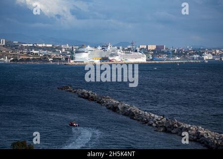 La merveille de la mer de la Royal Caribbean, construite à Saint Nazaire, arrivée à Marseille le 9 novembre pour les travaux de finition, sera en mer le mars, elle est le plus grand navire de croisière du monde :Longueur 362m largeur 66m 6988 passagers et 2300 membres d'équipage.le formulaire de remise à neuf n°10 du port de Marseille est l'un des 3 plus grands du monde (465x85m) Banque D'Images